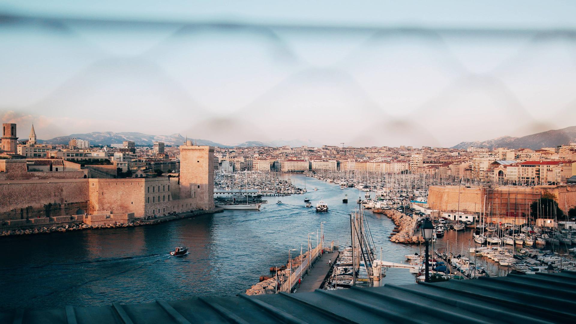 Blick über Hafen und Altstadt durch Maschendrahtzaun. Blick über Hafen und Altstadt durch Maschendrahtzaun.