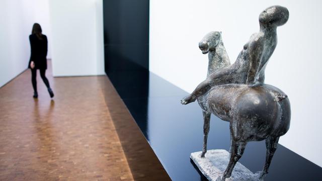 Die Skulptur "Reiter" (1947) von Marino Marini steht am 17.02.2016 in einer Installation des österreichischen Künstlers Heimo Zobernig im Museum Ludwig in Köln (Nordrhein-Westfalen).