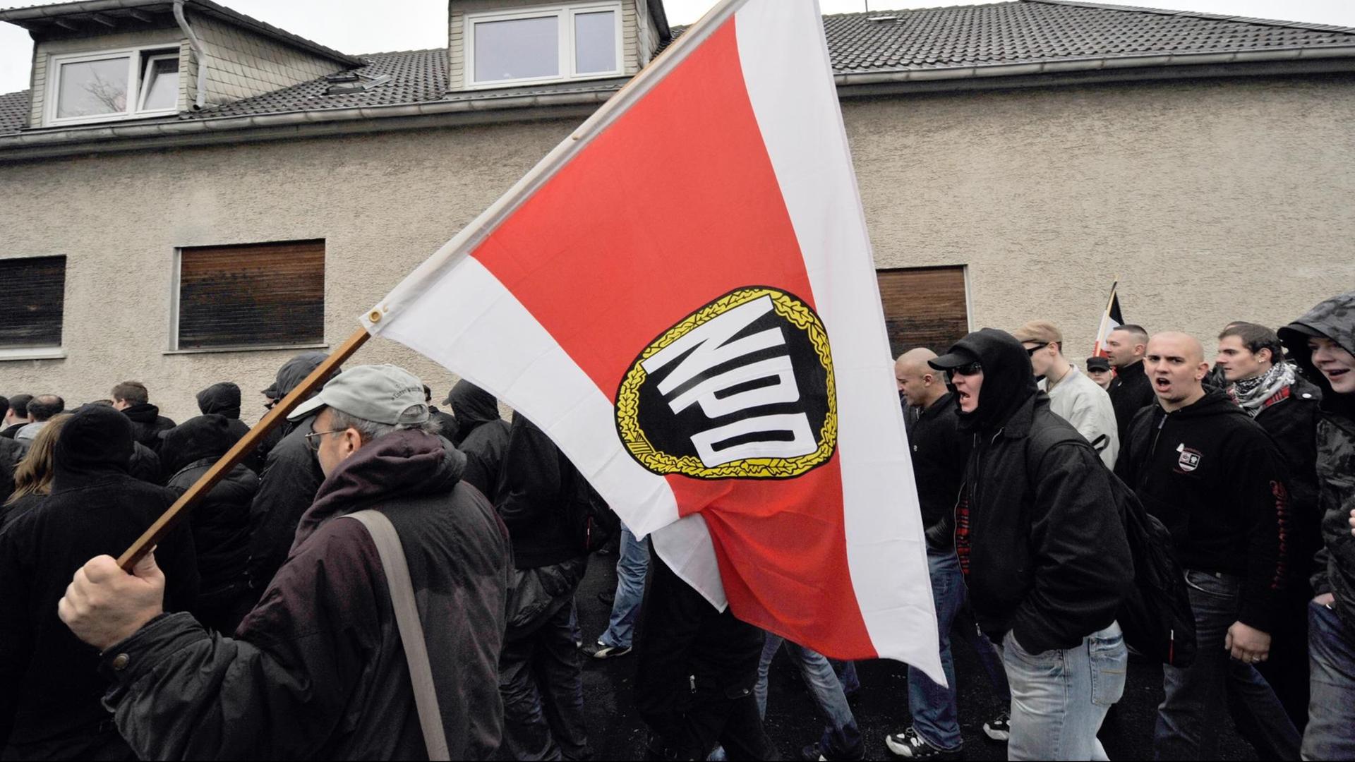 Eine Fahne mit der Aufschrift "NPD Verbot jetzt!" ist auf einer Demonstration in Cottbus zu sehen. 