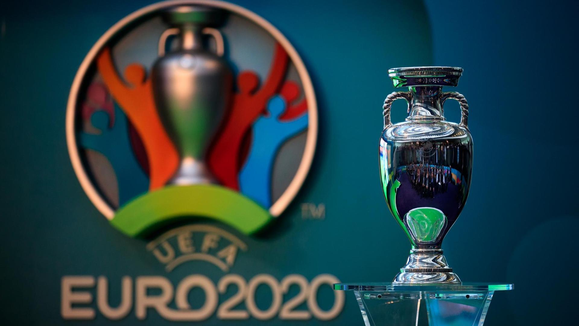 Logo der Euro 2020 mit Pokal Logo der Euro 2020 mit Pokal