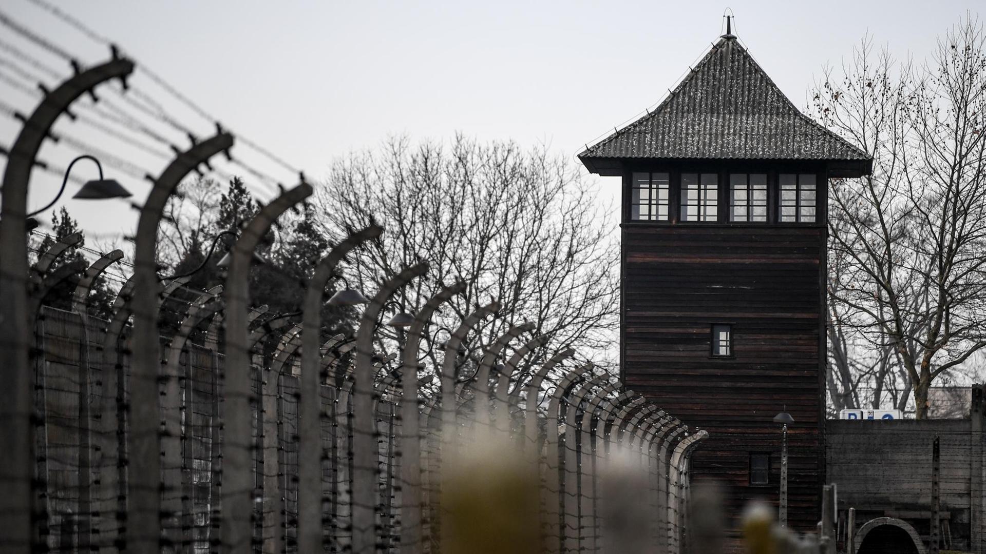 Wachturm und Stacheldrahtzaun am Rande der Gedenkfeier zum 75. Jahrestag der Befreiung des ehemaligen deutschen Konzentrationslagers Auschwitz. Wachturm und Stacheldrahtzaun am Rande der Gedenkfeier zum 75. Jahrestag der Befreiung des ehemaligen deutschen Konzentrationslagers Auschwitz.