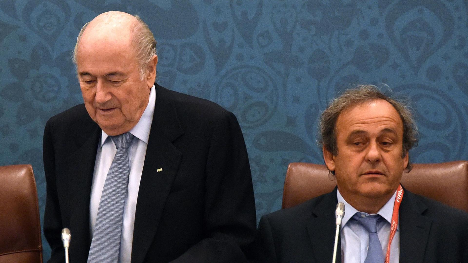 Blatter setzt sich neben Platini. Blatter setzt sich neben Platini.