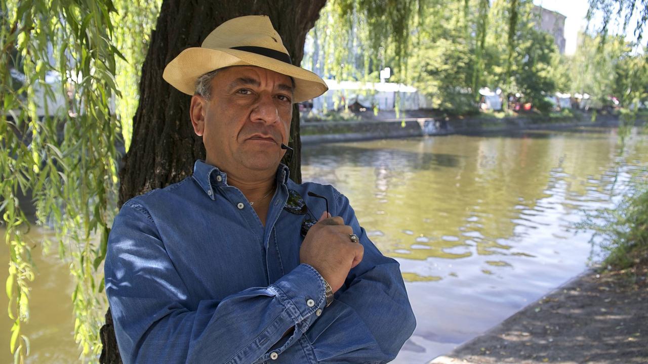 Der deutsch-irakische Schriftsteller Najem Wali am Landwehr-Kanal in Berlin. Der deutsch-irakische Schriftsteller Najem Wali am Landwehr-Kanal in Berlin.