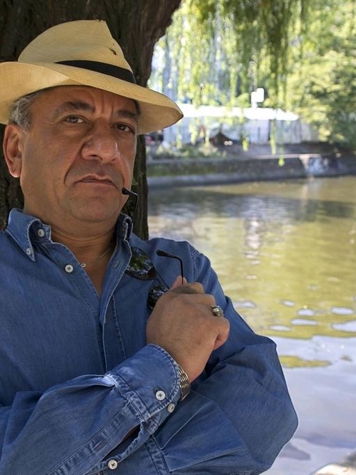 Der deutsch-irakische Schriftsteller Najem Wali am Landwehr-Kanal in Berlin.