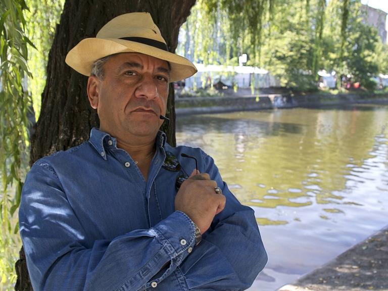 Der deutsch-irakische Schriftsteller Najem Wali am Landwehr-Kanal in Berlin.