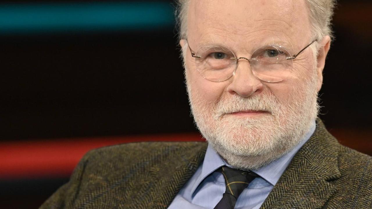 Manfred Lütz sitzt in einem Fernsehstudio und schaut in die Kamera. Manfred Lütz sitzt in einem Fernsehstudio und schaut in die Kamera.