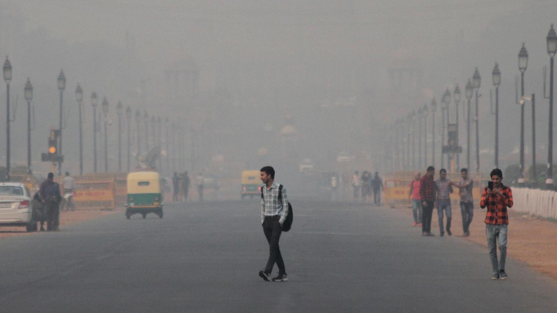 People commute on a smoggy morning near India Gate in New Delhi, India, on 8 November 2018. (Photo by Nasir Kachroo/NurPhoto) | Keine Weitergabe an Wiederverkäufer. People commute on a smoggy morning near India Gate in New Delhi, India, on 8 November 2018. (Photo by Nasir Kachroo/NurPhoto) | Keine Weitergabe an Wiederverkäufer.