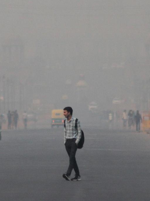 People commute on a smoggy morning near India Gate in New Delhi, India, on 8 November 2018. (Photo by Nasir Kachroo/NurPhoto) | Keine Weitergabe an Wiederverkäufer.