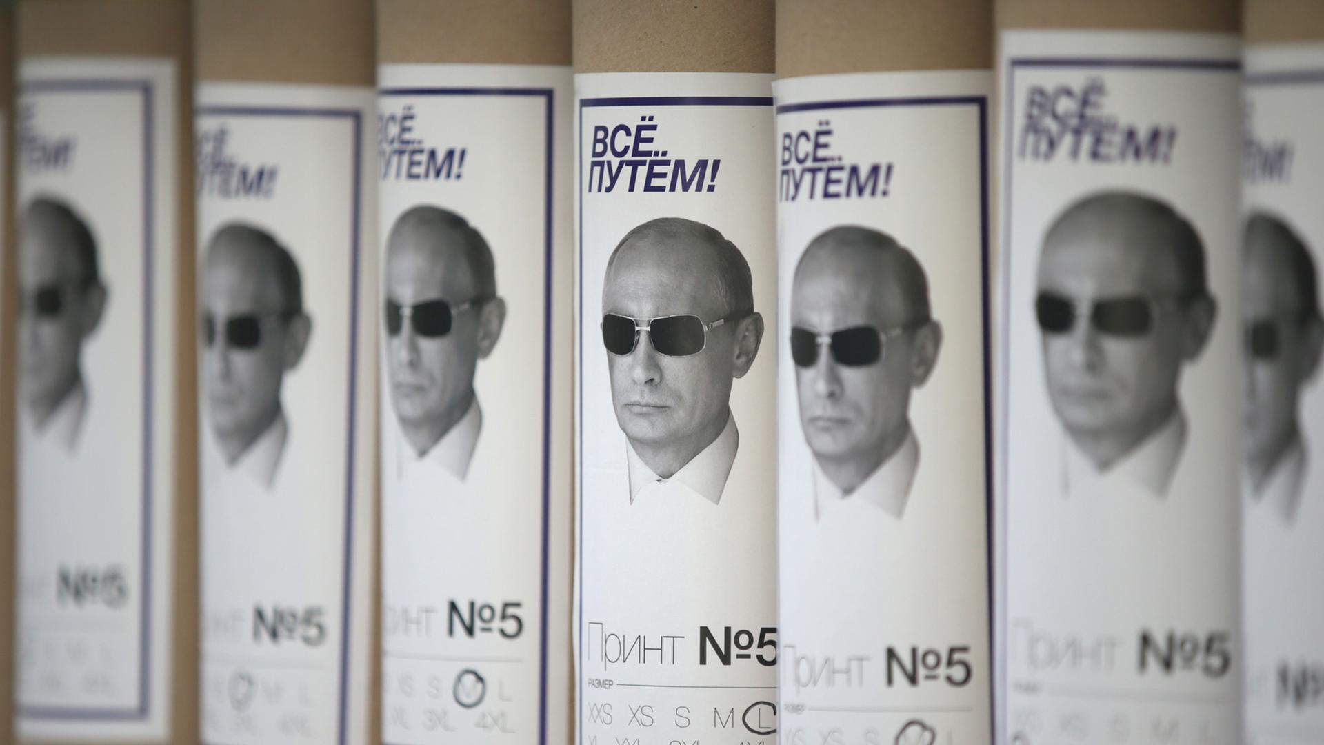 Verpackte T-Shirts mit einem Foto des russischen Präsidenten Wladimir Putin, aufgenommen im Moskauer Warenhaus GUM Verpackte T-Shirts mit einem Foto des russischen Präsidenten Wladimir Putin, aufgenommen im Moskauer Warenhaus GUM