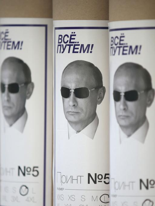 Verpackte T-Shirts mit einem Foto des russischen Präsidenten Wladimir Putin, aufgenommen im Moskauer Warenhaus GUM