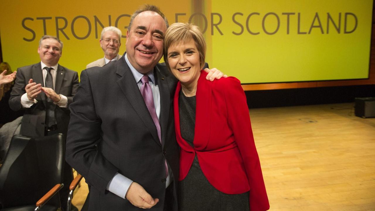 Der ehemalige Vorsitzende der Schottischen Nationalpartei und die aktuelle Chefin: Alex Salmond und Nicola Sturgeon Der ehemalige Vorsitzende der Schottischen Nationalpartei und die aktuelle Chefin: Alex Salmond und Nicola Sturgeon