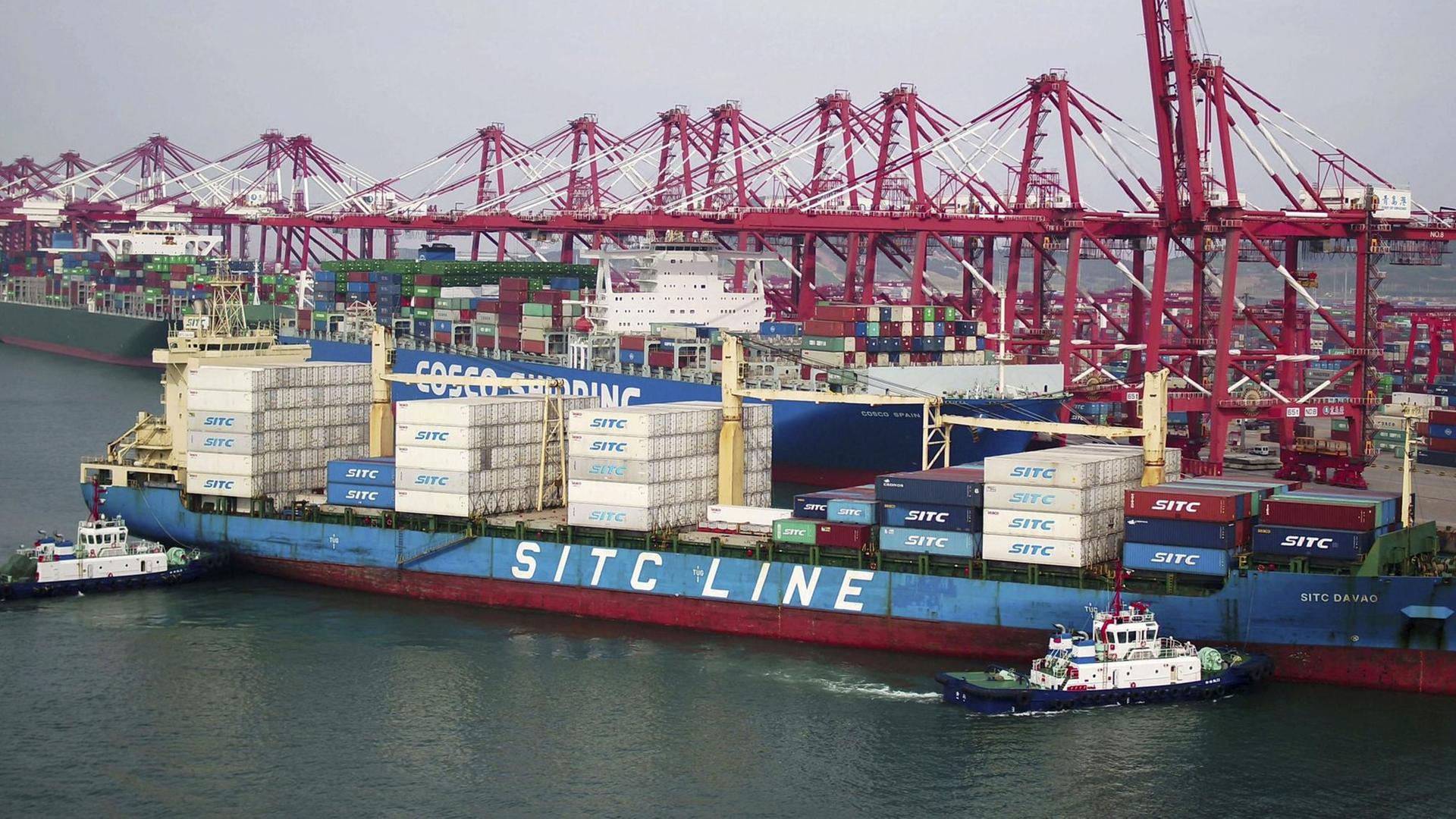 Zwei Lastkähne bringen ein Containerschiff zur Werft in Qingdao in der ostchinesischen Provinz Shandong. Zwei Lastkähne bringen ein Containerschiff zur Werft in Qingdao in der ostchinesischen Provinz Shandong.