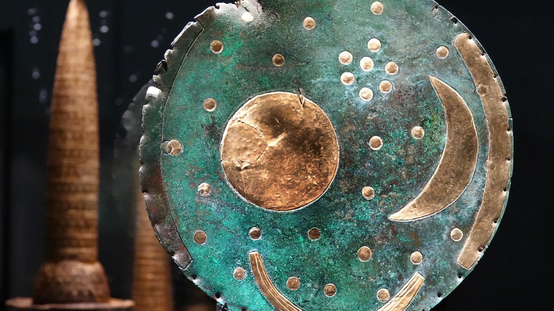 20.09.2018, Berlin: Die Himmelsscheibe von Nebra steht in einer Glasvitrine in der Ausstellung "Bewegte Zeiten. Archäologie in Deutschland" im Martin-Gropius-Bau. Gezeigt werden die spektakulärsten Funde der vergangenen 20 Jahre aus ganz Deutschland. Mehr als 1000 Ausstellungsstücke aus allen Bundesländern von der Himmelsscheibe von Nebra bis zur antiken Hafenmauer des römischen Köln werden präsentiert. Foto: Anne Pollmann/dpa | Verwendung weltweit 20.09.2018, Berlin: Die Himmelsscheibe von Nebra steht in einer Glasvitrine in der Ausstellung "Bewegte Zeiten. Archäologie in Deutschland" im Martin-Gropius-Bau. Gezeigt werden die spektakulärsten Funde der vergangenen 20 Jahre aus ganz Deutschland. Mehr als 1000 Ausstellungsstücke aus allen Bundesländern von der Himmelsscheibe von Nebra bis zur antiken Hafenmauer des römischen Köln werden präsentiert. Foto: Anne Pollmann/dpa | Verwendung weltweit