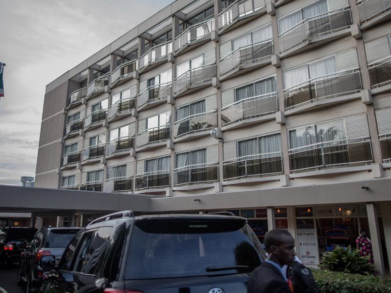 Blick über den Pool des Hotel des Mille Collines am 21.02.2015 im Stadtzentrum von Kigali in Ruanda. Das Hotel des Mille Collines nahm während des Genozids Flüchtlinge auf und wurde durch den Film "Hotel Ruanda" berühmt.