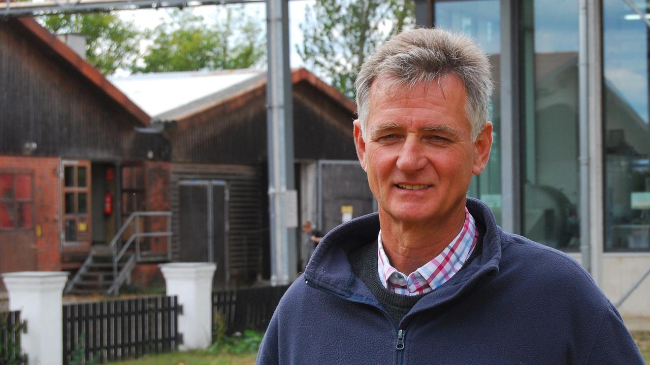 Ludolf von Maltzan steht im Ökodorf Brodowin. Ludolf von Maltzan steht im Ökodorf Brodowin.