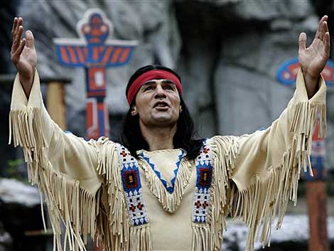 Erol Sander als "Winnetou" bei den Karl-May-Festspielen in Bad Segeberg Erol Sander als "Winnetou" bei den Karl-May-Festspielen in Bad Segeberg