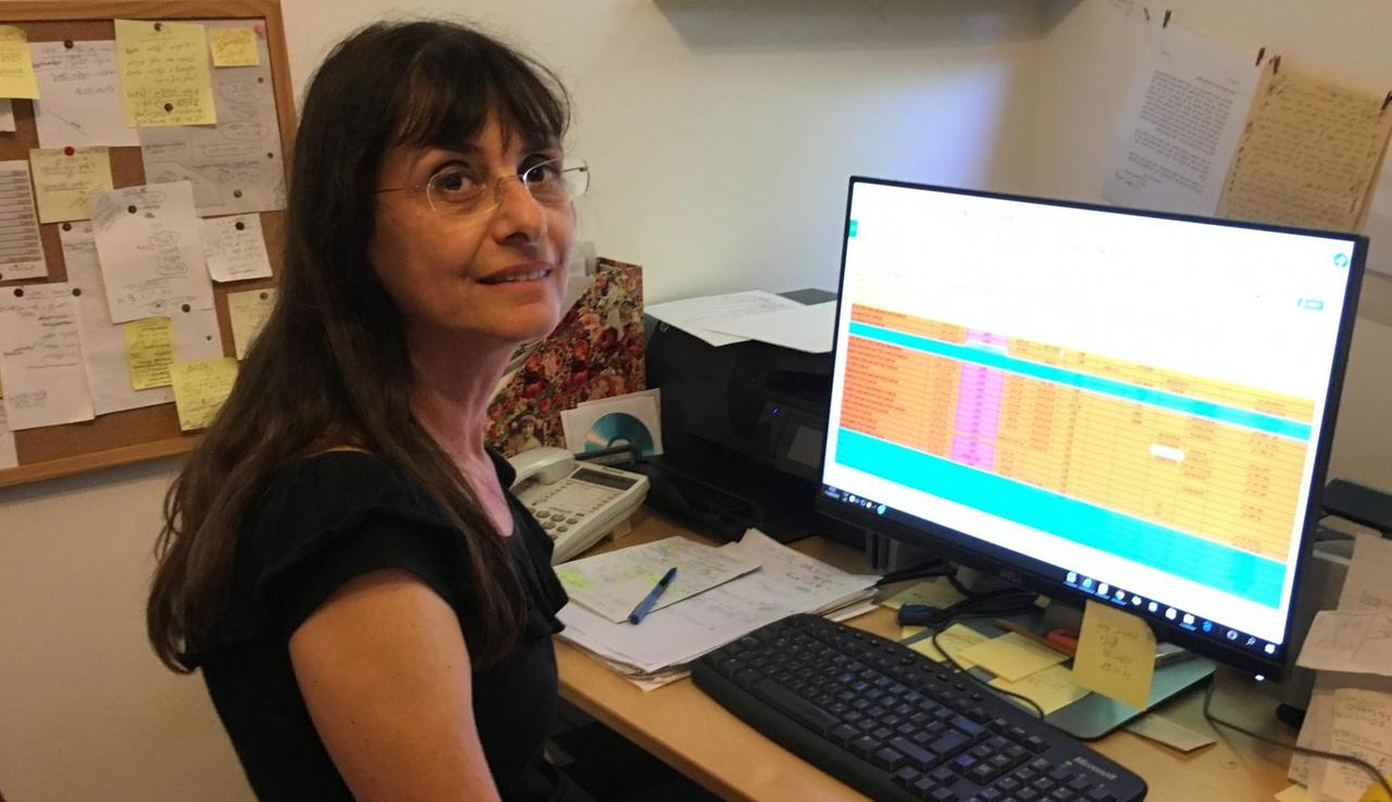 Die Regisseurin Hagit Liron sitzt in ihrem Büro am Bildschirm Die Regisseurin Hagit Liron sitzt in ihrem Büro am Bildschirm
