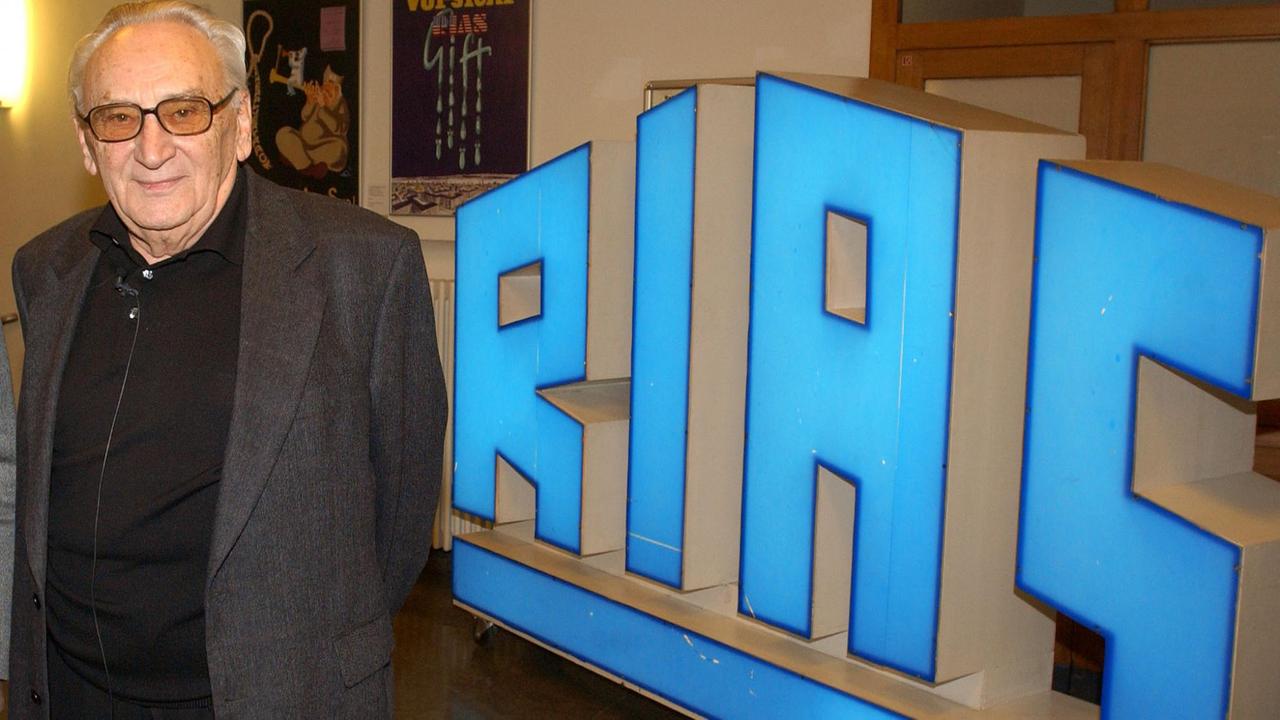 Der SPD-Politiker Egon Bahr steht am Dienstag (07.02.2006) im Funkhaus in Berlin neben dem alten RIAS-Logo.