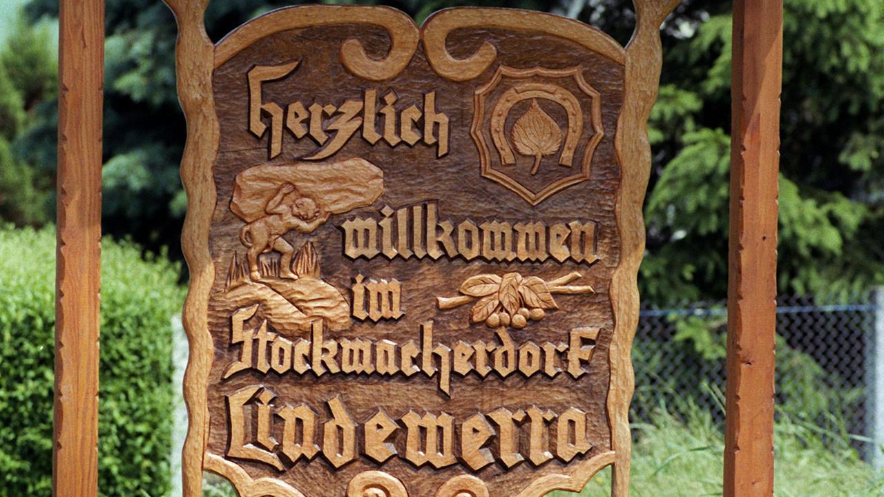 Dieses Ortsschild schnitzten die Stockmacher aus Lindewerra. Das Handwerk der Stockherstellung hat in dem kleinen Dorf eine 160jährige Tradition. Seit 1830 werden hier Wander-,Spazier-,Kranken- und Jagdstöcke hergestellt. Dieses Ortsschild schnitzten die Stockmacher aus Lindewerra. Das Handwerk der Stockherstellung hat in dem kleinen Dorf eine 160jährige Tradition. Seit 1830 werden hier Wander-,Spazier-,Kranken- und Jagdstöcke hergestellt.