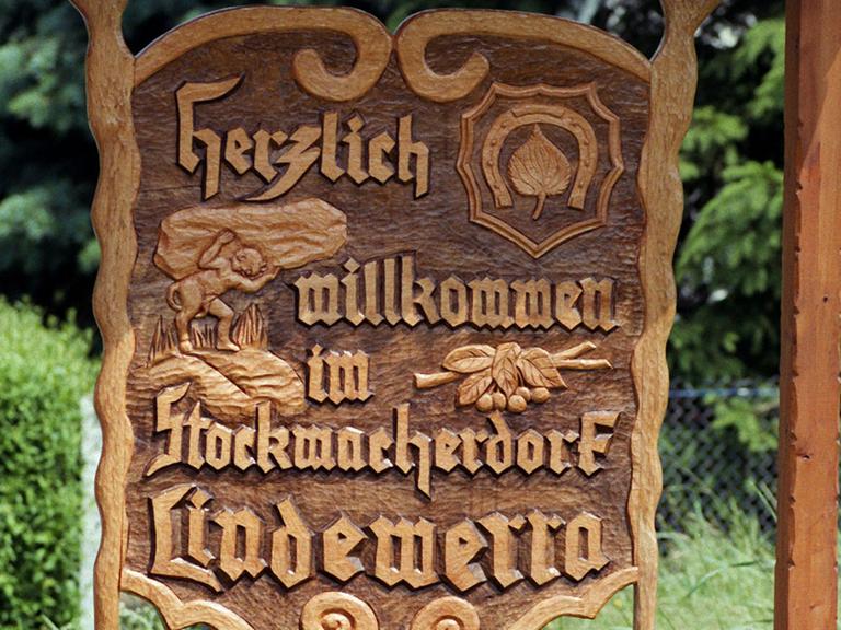 Dieses Ortsschild schnitzten die Stockmacher aus Lindewerra. Das Handwerk der Stockherstellung hat in dem kleinen Dorf eine 160jährige Tradition. Seit 1830 werden hier Wander-,Spazier-,Kranken- und Jagdstöcke hergestellt.