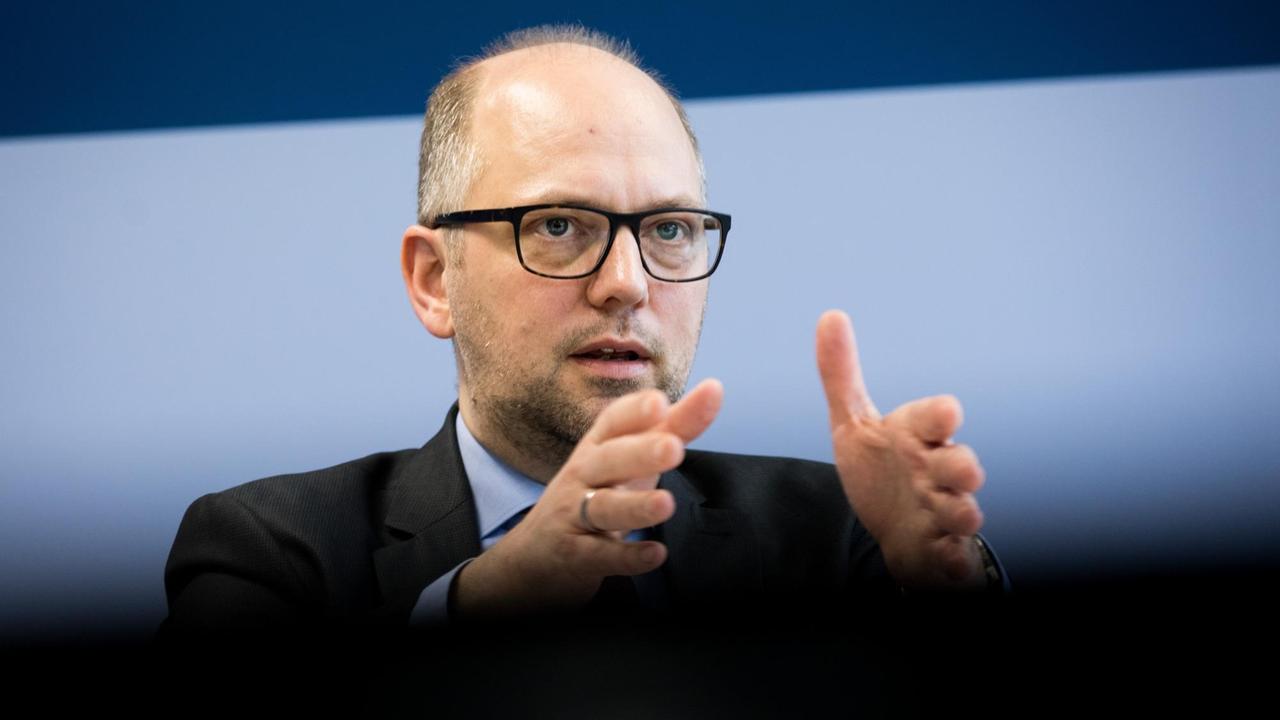 Till Steffen (Bündnis 90/Die Grünen), Justizsenator von Hamburg, spricht bei einer Pressekonferenz in den neuen Räumen der Generalstaatsanwaltschaft Hamburg.