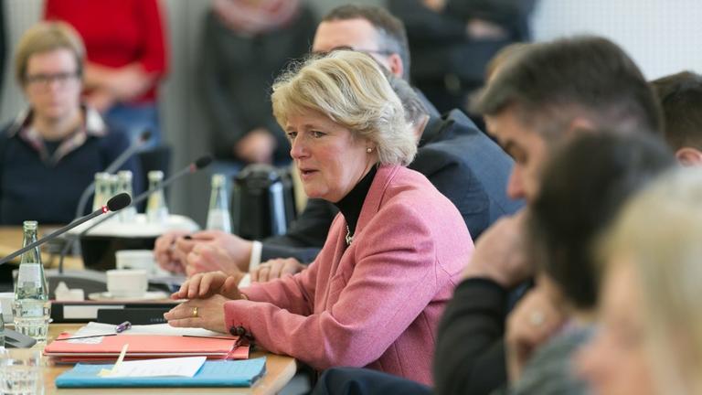 Monika Grütters, Staatsministerin für Kultur und Medien, beim Hintergrundgespräch im Deutschlandfunk, Funkhaus Köln. Monika Grütters, Staatsministerin für Kultur und Medien, beim Hintergrundgespräch im Deutschlandfunk, Funkhaus Köln.