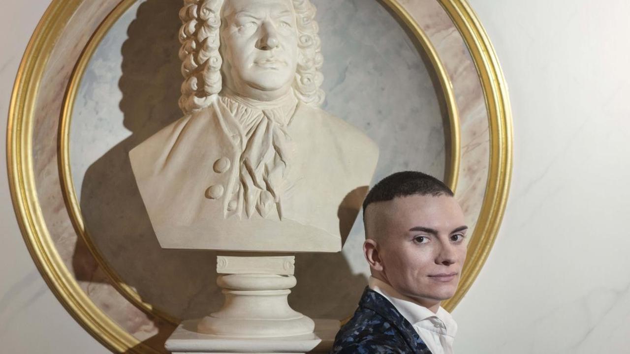 Der Organist Carpenter Cameron steht neben einer Büste von Johann Sebastian Bach im Konzerthaus Berlin Der Organist Carpenter Cameron steht neben einer Büste von Johann Sebastian Bach im Konzerthaus Berlin