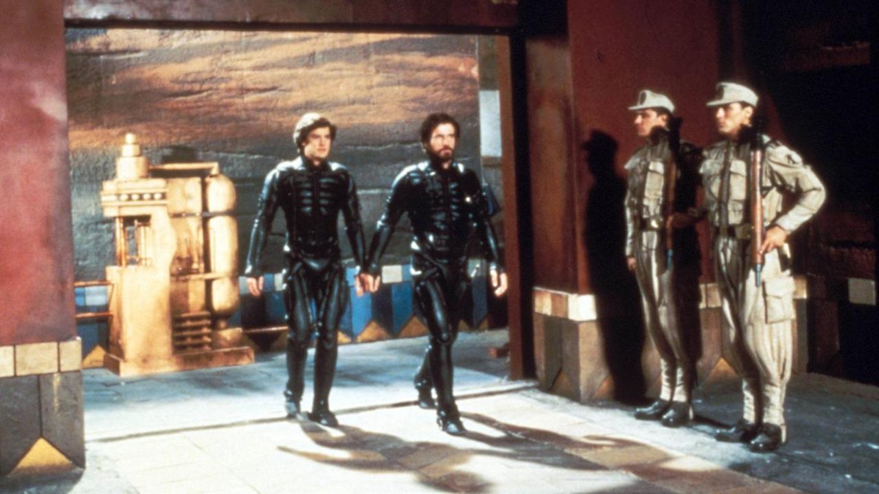 DER WÜSTENPLANET- Der junge Paul Atreides, lang erwarteter Erlöser des Wüstenplaneten, kämpft gegen den finsteren galaktischen Herrscher Shaddam IV, um den Schlüssel zur Macht - um Spice , eine geheimnisvolle Substanz, die ganz besondere mentale Fähigkeiten verleiht... Szene aus dem Fim "Der Wüstenplanet", Regie: David Lynch USA 1984 DER WÜSTENPLANET- Der junge Paul Atreides, lang erwarteter Erlöser des Wüstenplaneten, kämpft gegen den finsteren galaktischen Herrscher Shaddam IV, um den Schlüssel zur Macht - um Spice , eine geheimnisvolle Substanz, die ganz besondere mentale Fähigkeiten verleiht... Szene aus dem Fim "Der Wüstenplanet", Regie: David Lynch USA 1984