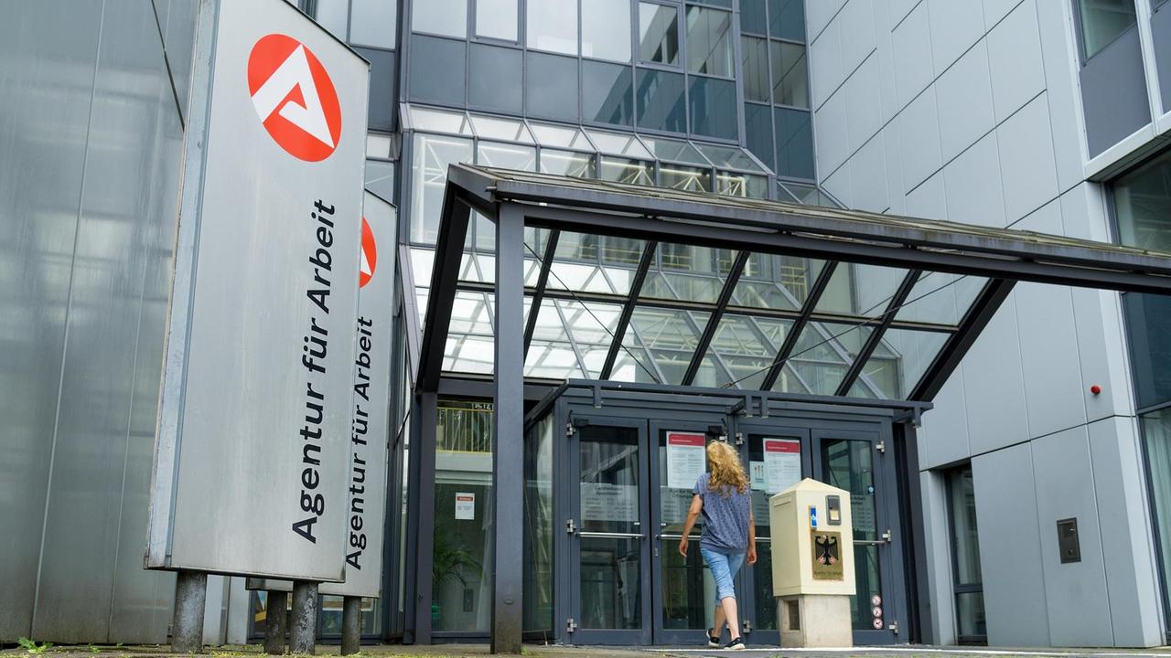 Eine Frau auf dem Weg zur Agentur für Arbeit Eine Frau auf dem Weg zur Agentur für Arbeit