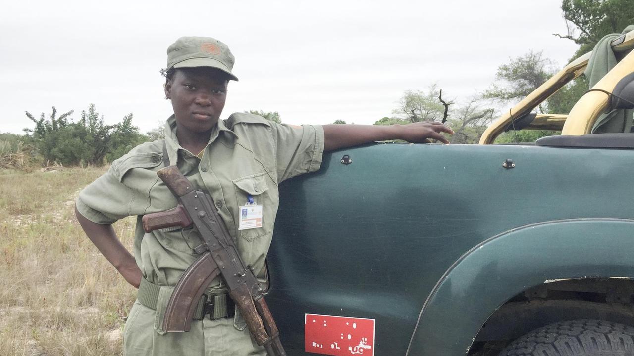 Ein Ranger des Nationalparks Banhine steht an einem Pickup mit einem Sturmgewehr vor der Brust. Ein Ranger des Nationalparks Banhine steht an einem Pickup mit einem Sturmgewehr vor der Brust.