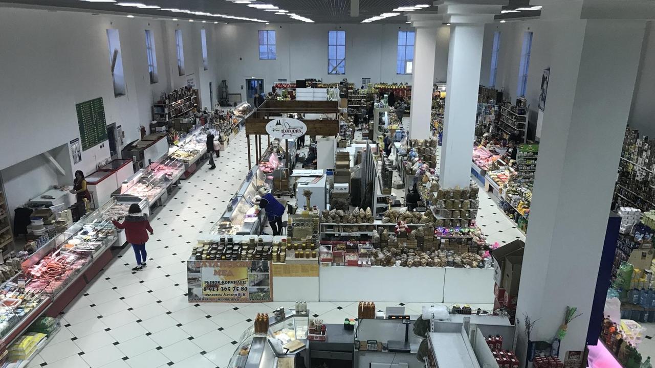 Markthalle mit Gemüse- und Fleischständen Markthalle mit Gemüse- und Fleischständen