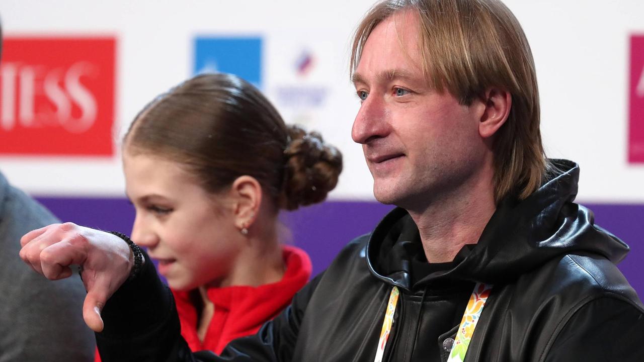 Der frühere Eiskunstläufer und heutige Trainer Jewgeni Pluschenko mit der Eiskunstläuferin Alexandra Trusova. Der frühere Eiskunstläufer und heutige Trainer Jewgeni Pluschenko mit der Eiskunstläuferin Alexandra Trusova.