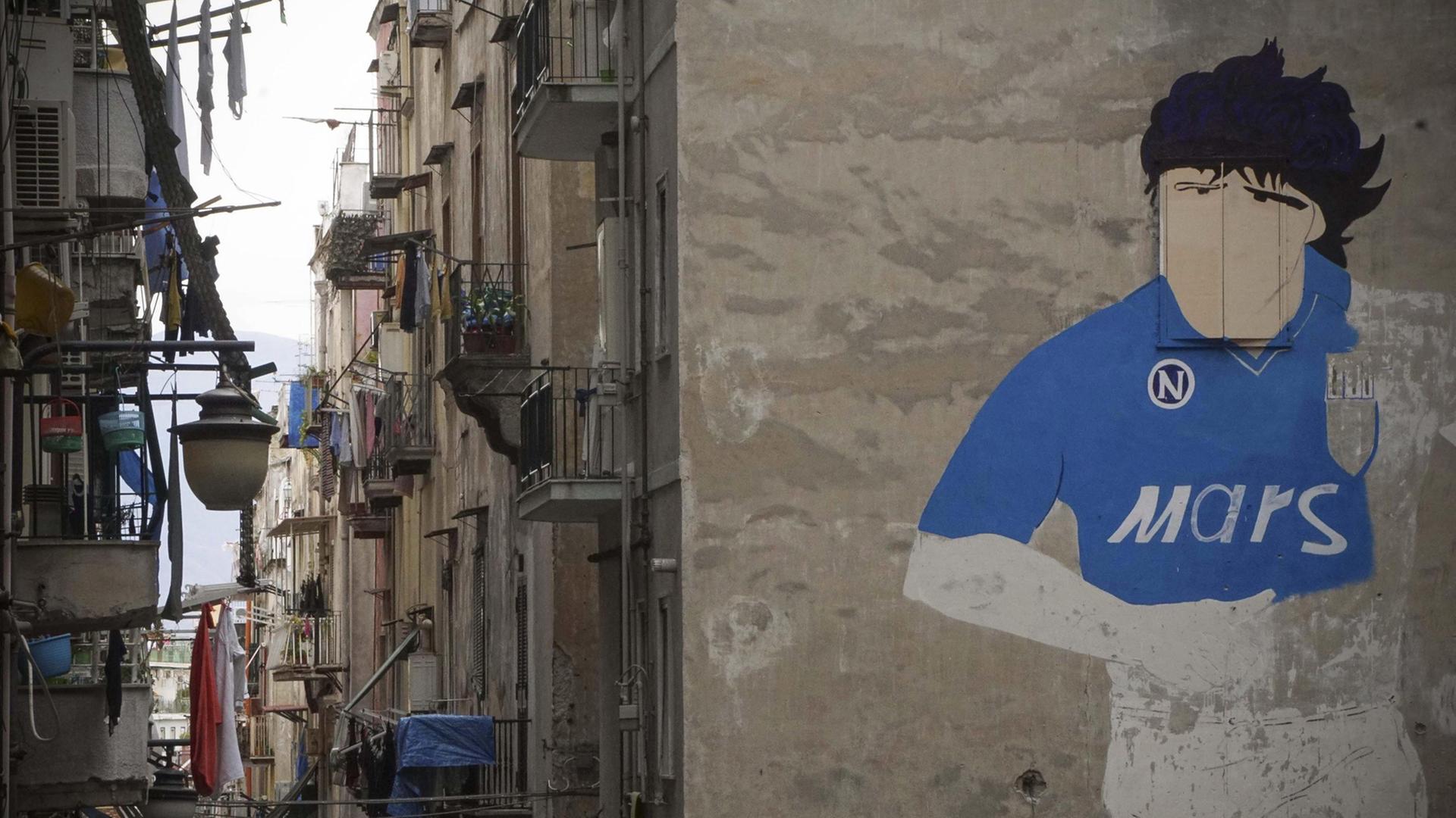 Ein fast 30 Jahre altes Wandbild in Neapel zeigt den argentinischen Fußballstar Diego Maradona, der in den 1980er-Jahren beim SSC Neapel spielte.