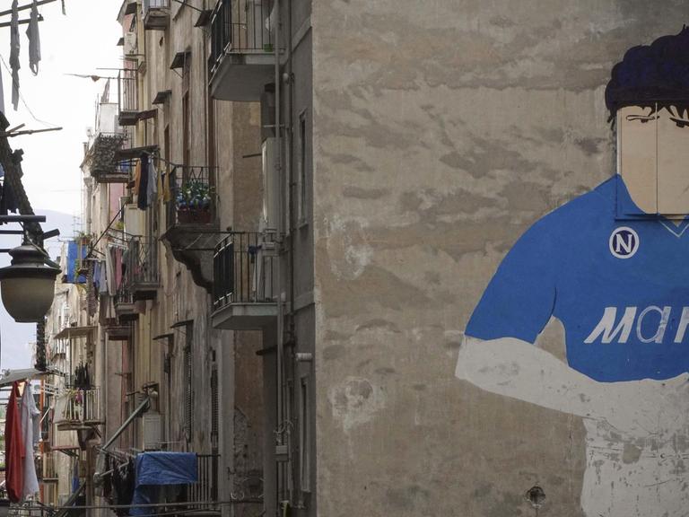 Ein fast 30 Jahre altes Wandbild in Neapel zeigt den argentinischen Fußballstar Diego Maradona, der in den 1980er-Jahren beim SSC Neapel spielte.
