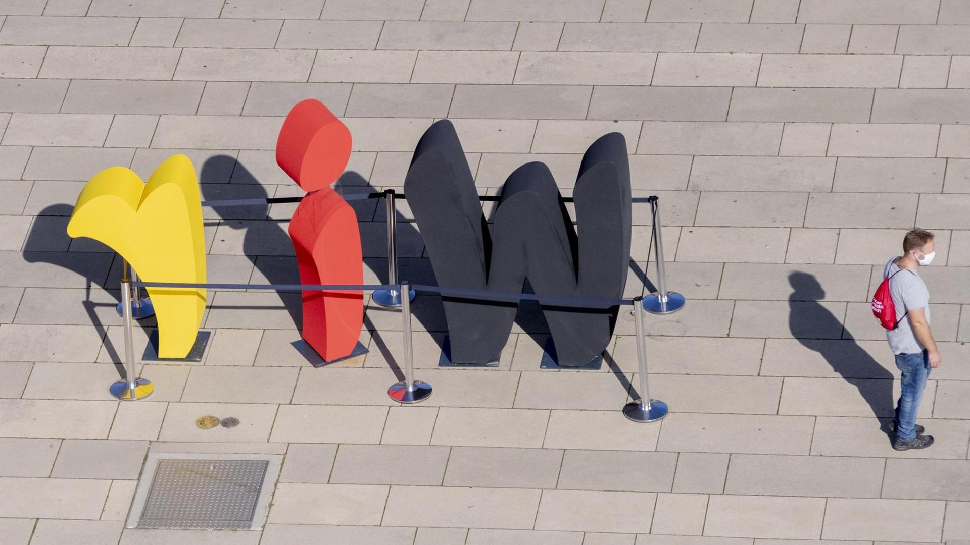 Das Wort "wir" steht als Teil der Freiluftausstellung EinheitsEXPO in schwarz-rot-gold gefärbten Buchstaben auf dem Stadtplatz Neuer Lustgarten in Potsdam.