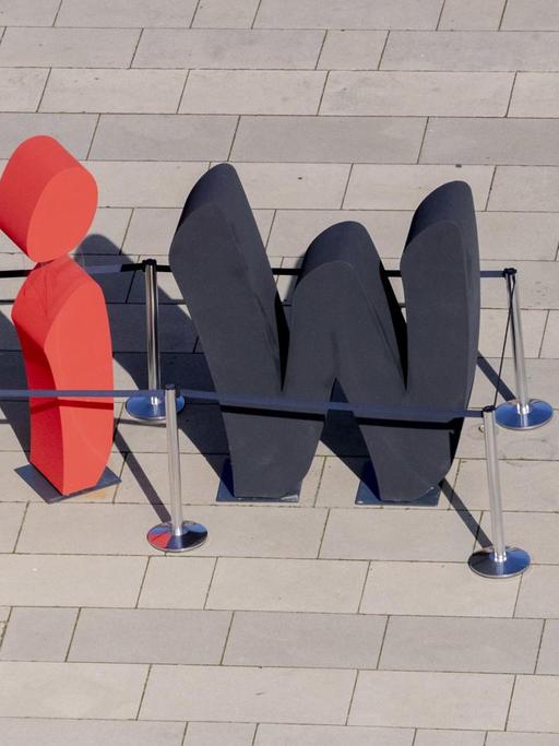 Das Wort "wir" steht als Teil der Freiluftausstellung EinheitsEXPO in schwarz-rot-gold gefärbten Buchstaben auf dem Stadtplatz Neuer Lustgarten in Potsdam.