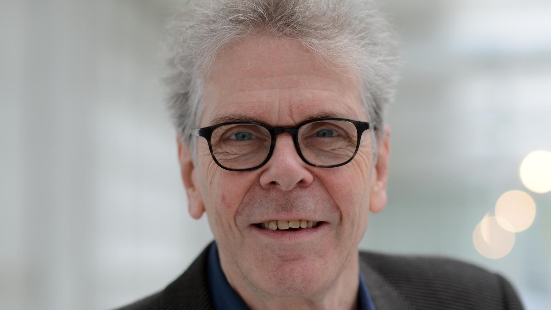 Der Verleger Heinrich von Berenberg, Porträt, in die Kamera lachend Der Verleger Heinrich von Berenberg, Porträt, in die Kamera lachend
