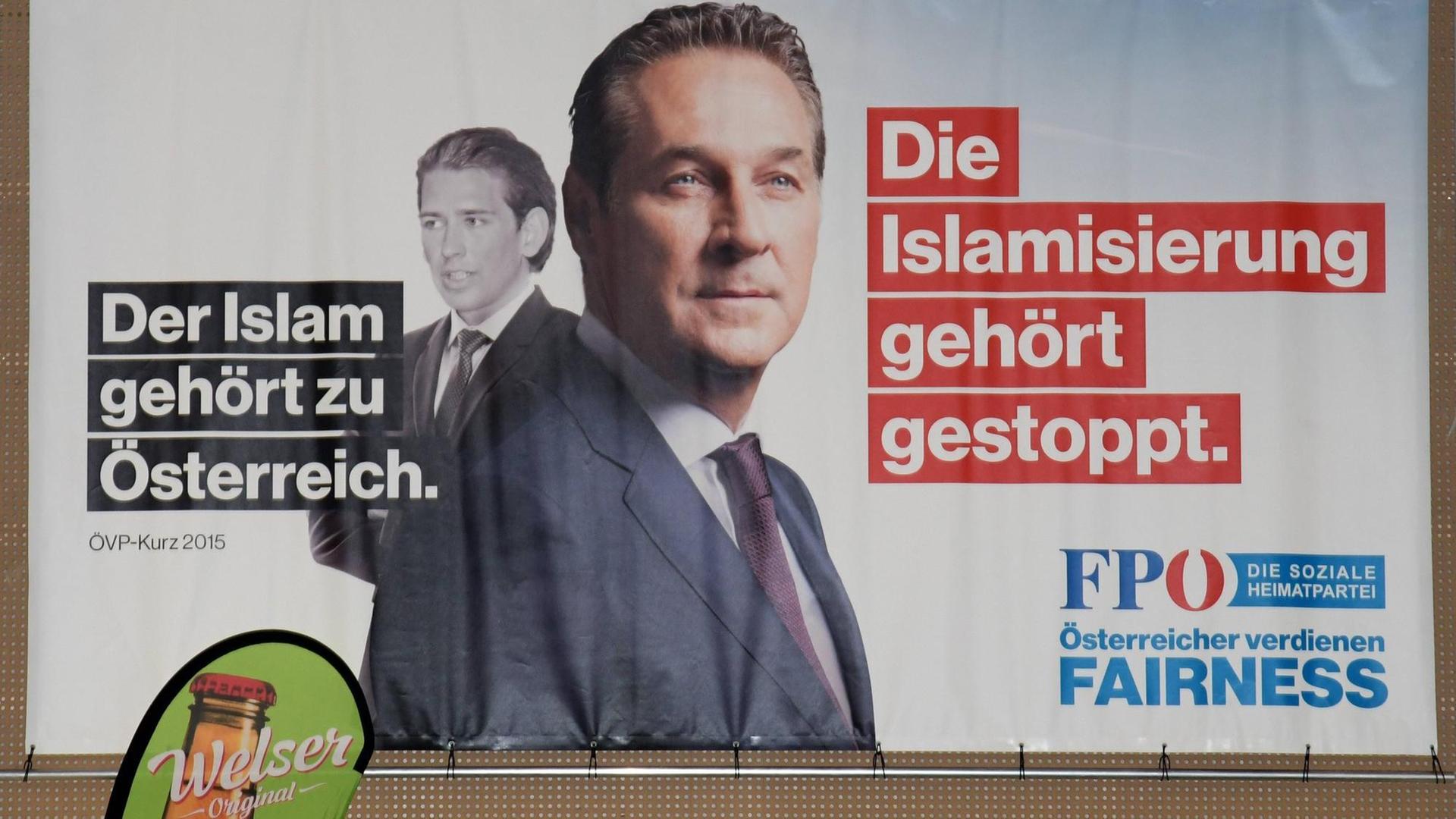 Dieses Bild zeigt ein Wahlplakat der freiheitlichen Partei Österreichs FPÖ für die Nationalratswahl im Oktober 2017 auf dem Messegelände Wels.