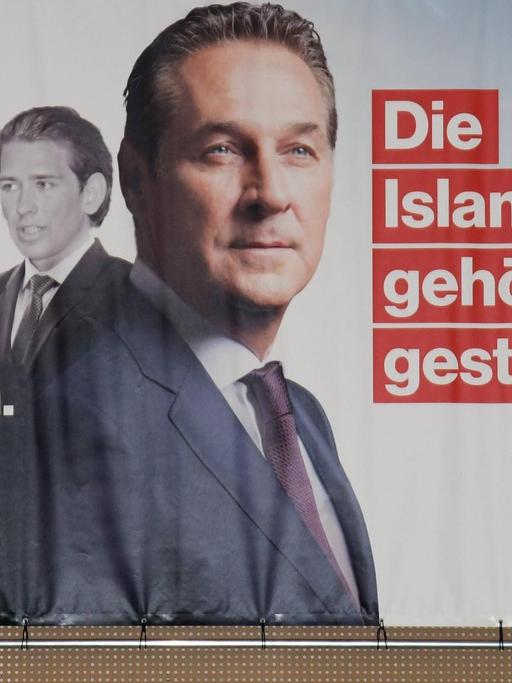 Dieses Bild zeigt ein Wahlplakat der freiheitlichen Partei Österreichs FPÖ für die Nationalratswahl im Oktober 2017 auf dem Messegelände Wels.