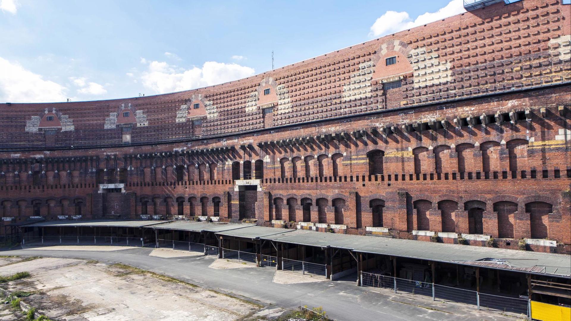 Das Dokumentationszentrum Reichsparteitagsgelände im Nordflügel der unvollendet gebliebenen Kongresshalle. Das Dokumentationszentrum Reichsparteitagsgelände im Nordflügel der unvollendet gebliebenen Kongresshalle.
