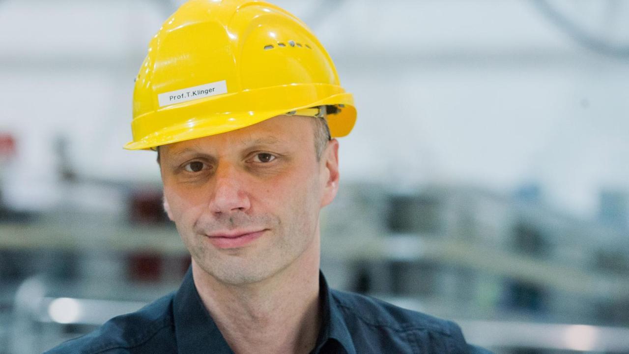 Der Direktor am Max-Planck-Institut für Plasmaphysik, Thomas Klinger, steht am 23.02.2017 in Greifswald (Mecklenburg-Vorpommern) vor dem 725 Tonnen schweren, ringförmigen Plasmagefäß für das Kernfusionsexperiment "Wendelstein 7-X". Foto: Stefan Sauer/dpa-Zentralbild/dpa ++ Der Direktor am Max-Planck-Institut für Plasmaphysik, Thomas Klinger, steht am 23.02.2017 in Greifswald (Mecklenburg-Vorpommern) vor dem 725 Tonnen schweren, ringförmigen Plasmagefäß für das Kernfusionsexperiment "Wendelstein 7-X". Foto: Stefan Sauer/dpa-Zentralbild/dpa ++