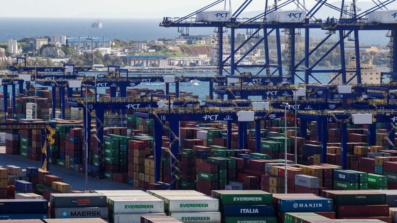 Blick auf den Containerhafen in Piräus
