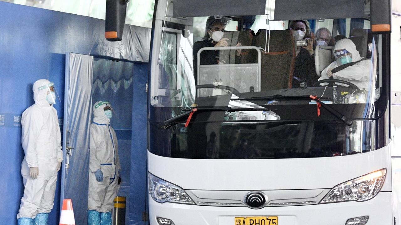 Personen des WHO-Teams zur Untersuchung des Coronavirus-Ursprungs sitzt am 14. Januar 2021 in einem Bus in Wuhan