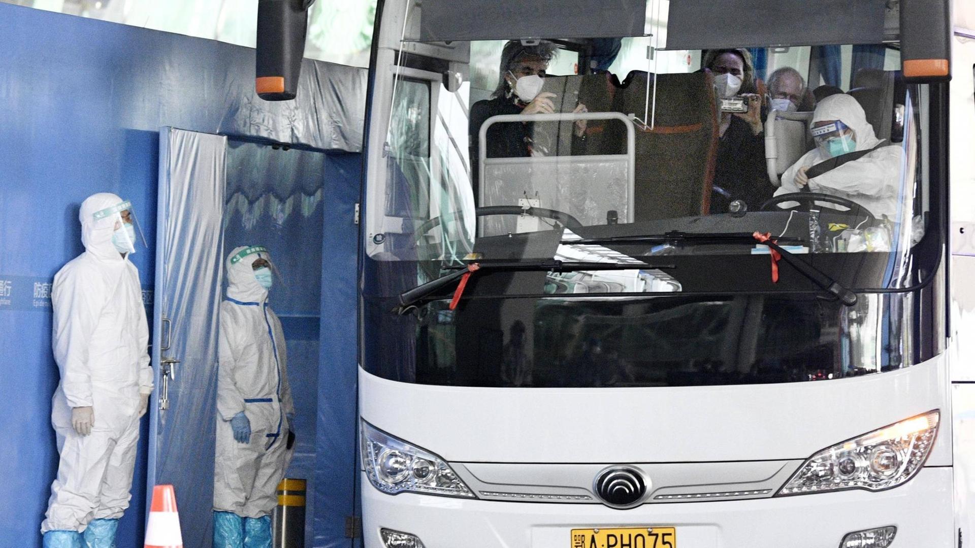 Personen des WHO-Teams zur Untersuchung des Coronavirus-Ursprungs sitzt am 14. Januar 2021 in einem Bus in Wuhan Personen des WHO-Teams zur Untersuchung des Coronavirus-Ursprungs sitzt am 14. Januar 2021 in einem Bus in Wuhan