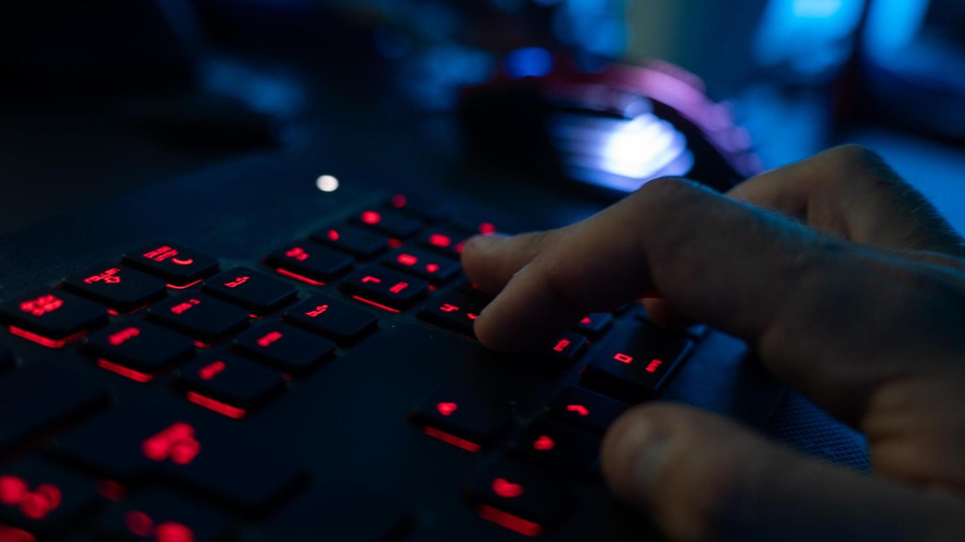 Ein Mann sitzt am Rechner und tippt auf einer Tastatur. Ein Mann sitzt am Rechner und tippt auf einer Tastatur.