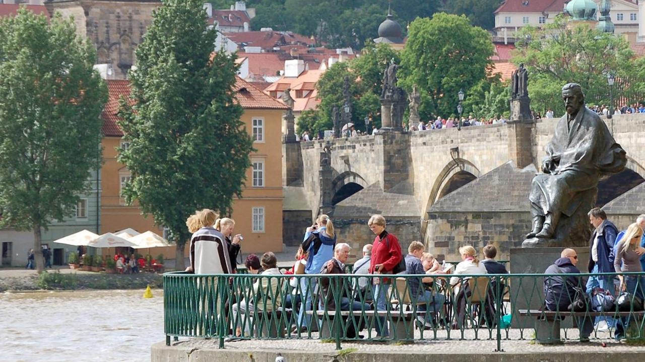 Smetana-Kai mit dem Denkmal des Komponisten Bedrich Smetana, dahinter die Karlsbrücke Smetana-Kai mit dem Denkmal des Komponisten Bedrich Smetana, dahinter die Karlsbrücke
