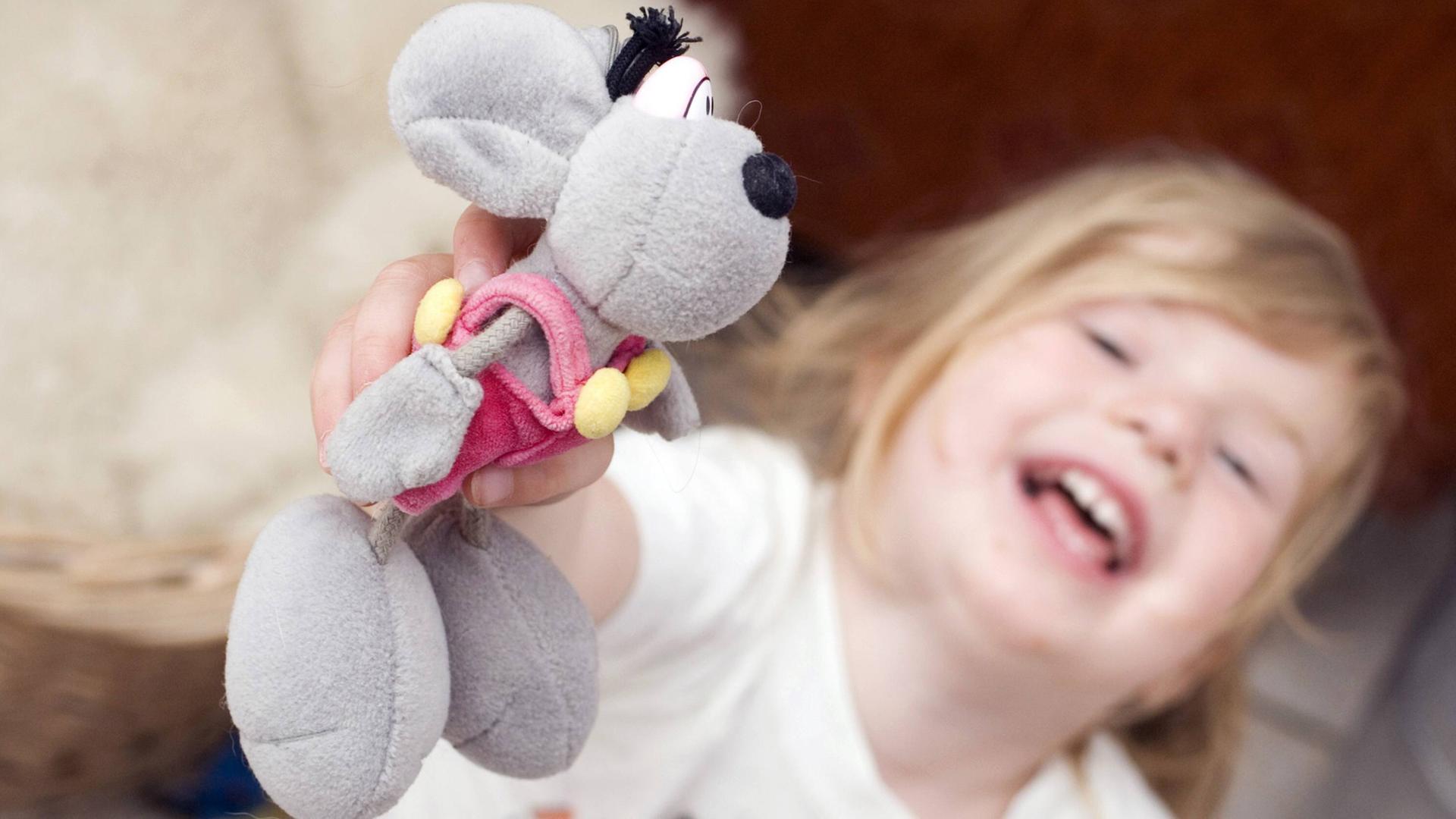 Kind mit einer Diddl-Maus Kind mit einer Diddl-Maus