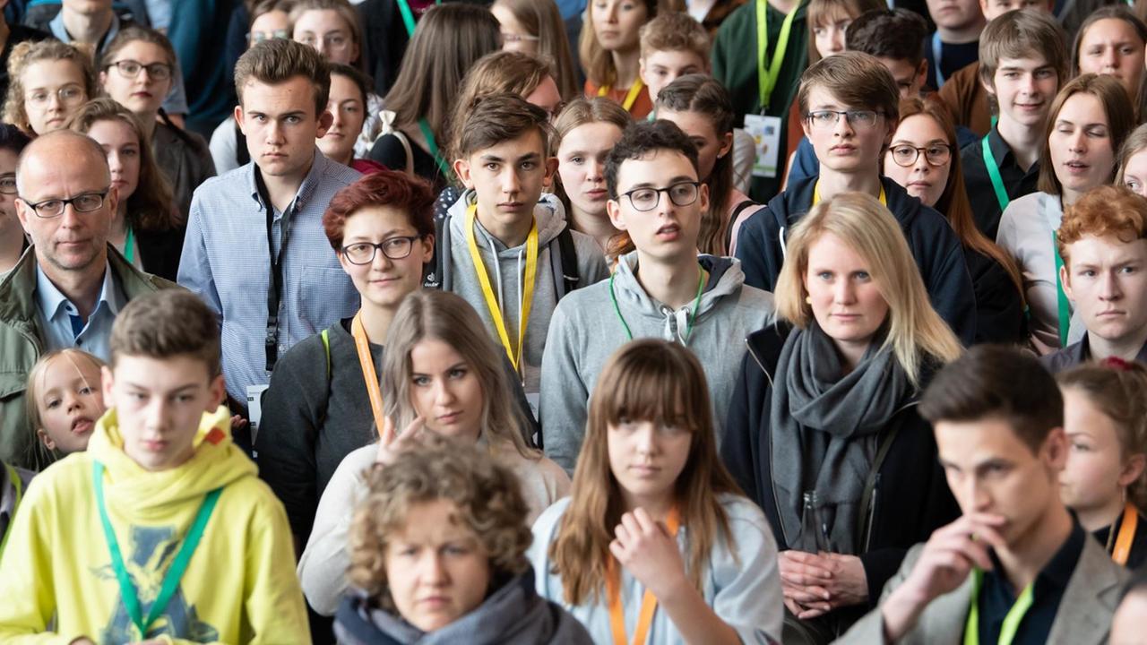 05.04.2019, Bayern, München: Eine große Menge an Schülerinnen und Schüler - sie sind Teilnehmer der zweiten Jugend-Klimakonferenz des Bayerischen Umweltministeriums.