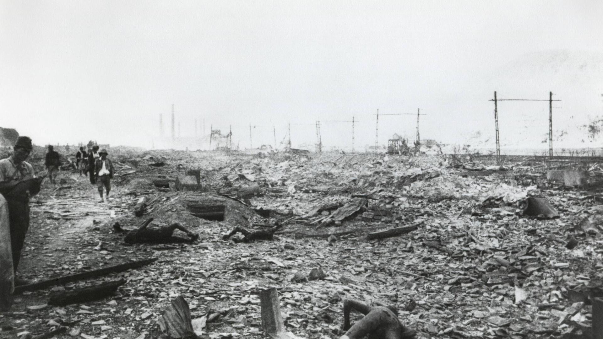 Ruinen von Nagasaki, Japan, nach der Detonation der Atombombe am 9. August 1945. Ruinen von Nagasaki, Japan, nach der Detonation der Atombombe am 9. August 1945.