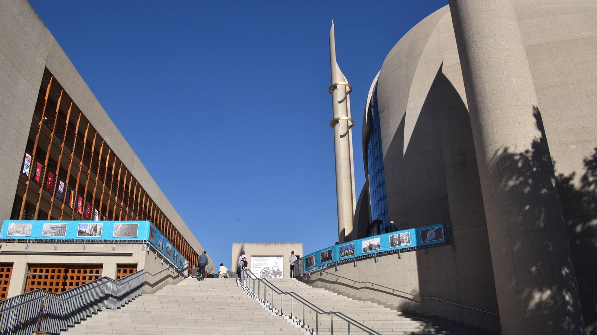 Der Eingang zur Ditib-Zentralmoschee in Köln-Ehrenfeld, sie dient der Türkisch-Islamischen Union der Anstalt für Religion (Ditib) als Zentralmoschee. Der Eingang zur Ditib-Zentralmoschee in Köln-Ehrenfeld, sie dient der Türkisch-Islamischen Union der Anstalt für Religion (Ditib) als Zentralmoschee.